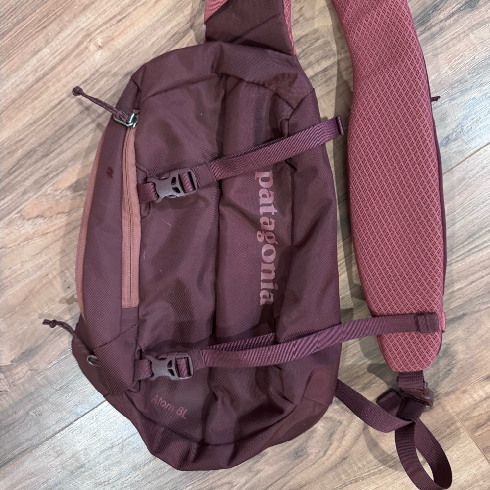 Patagonia Atom 8 Sling Pack Crossbody Travel Hiking Backpack Black